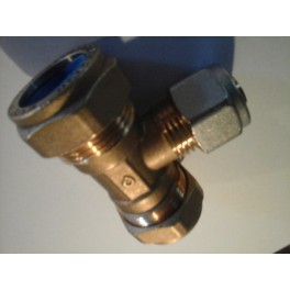 (X) T-stuk 22 mm x 15 mm x 22 mm uitgevoerd met 2 blauwe overgangsringen naar 1/2 en speciale adapter naar 16 mm meerlagenbuis (X) T-stuk 22 mm x 15 mm x 22 mm uitgevoerd met 2 blauwe overgangsringen naar 1/2 en speciale adapter naar 16 mm meerlagenbuis